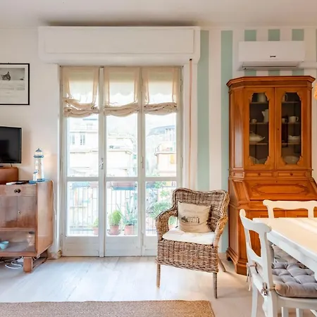 Apartment Joivy Stylish Flat With Balcony Near Castle