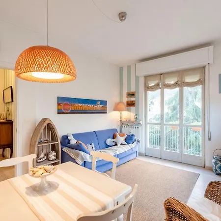 Апартаменты Joivy Stylish Flat With Balcony Near Castle